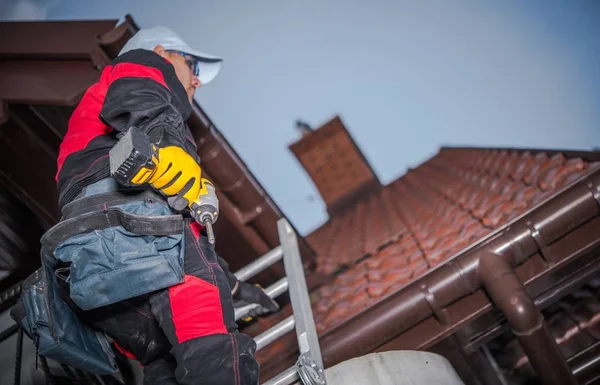Caucasian Roof Worker — Stock Photo, Image