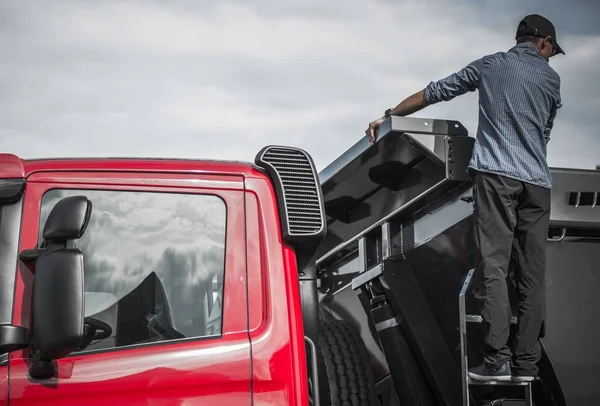 LKW-Fahrer überprüft Ladung — Stockfoto