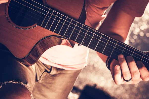 Músico com guitarra acústica — Fotografia de Stock