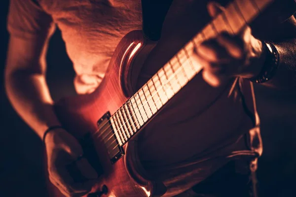 Rockman mit der Gitarre — Stockfoto