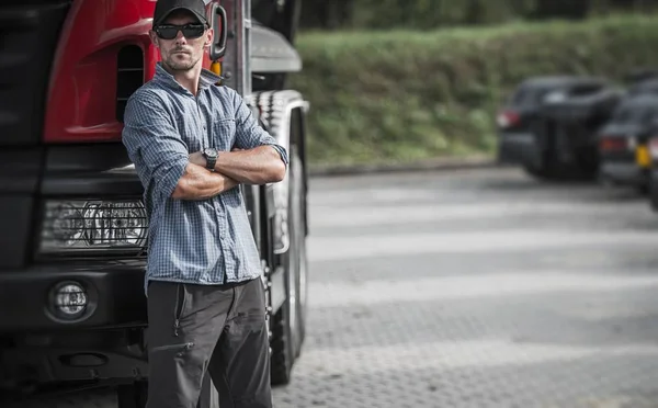 Trucker und sein Sattelzug — Stockfoto