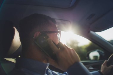 Sürüş ve telefonu konuşurken