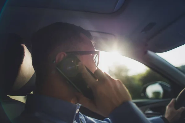 Sürüş ve telefonu konuşurken — Stok fotoğraf