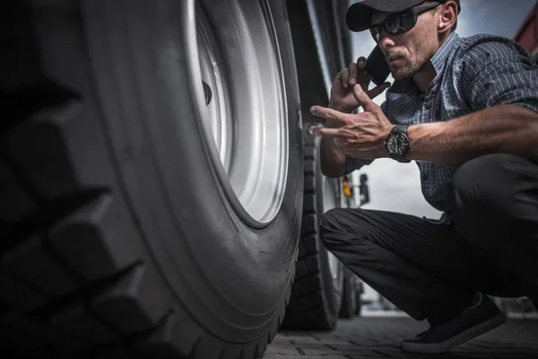 Truck Driver beställa nya hjul — Stockfoto