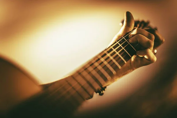 Gitarrespielen lernen — Stockfoto