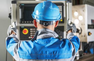 CNC operatörü ve konsol