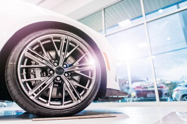 Carro novo para venda no showroom — Fotografia de Stock