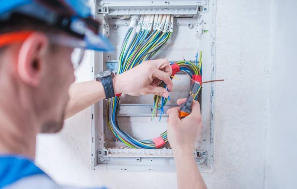 Técnico elétrico caucasiano — Fotografia de Stock