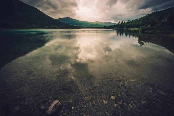 Scenic Jezioro norweski — Zdjęcie stockowe