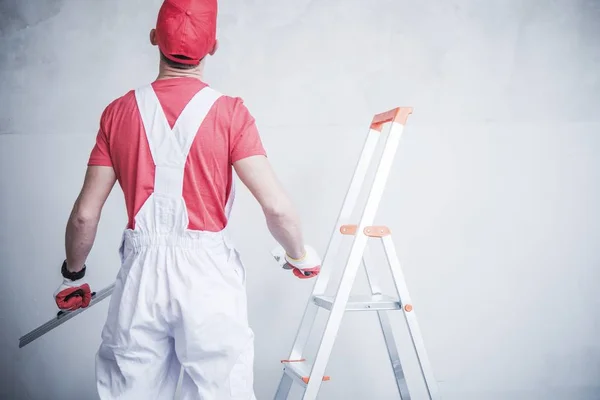 Arbeiter bereitet sich auf Flicken vor — Stockfoto