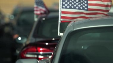 Amerikan Otomobil Satılık konsept fotoğraf yaptı. Yeni araçlar bağlı Amerikan bayrakları ile Satılık. Ağır çekim görüntüleri