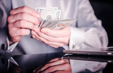 Bankacı sayma nakit para