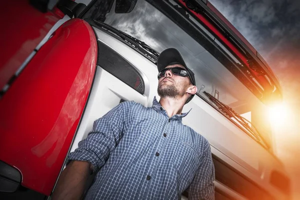 Portrait de conducteur de camion fier — Photo