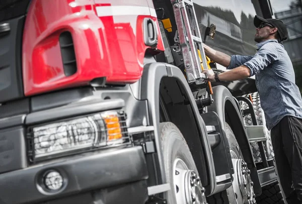 Lastwagenfahrer überprüft letzte Ladung — Stockfoto