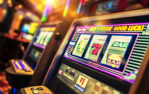 Máquinas tragamonedas interiores de Casino — Foto de Stock