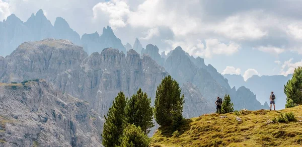 Caminhadas panorâmicas na montanha — Fotografia de Stock