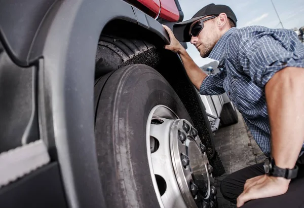 Camionero haciendo chequeo de neumáticos — Foto de Stock