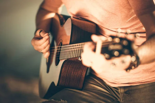 Kytarista hrající na kytaru — Stock fotografie