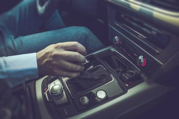 Homens dirigindo o carro — Fotografia de Stock