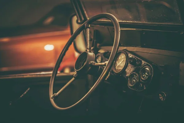 高齢者の古典的な車のインテリア — ストック写真