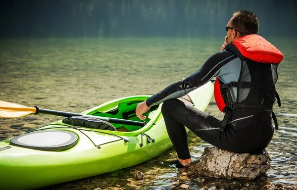 Túra Kayaker és a tó — Stock Fotó