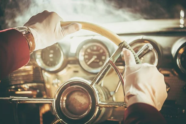 Klasik Retro otomobil sürücüsü — Stok fotoğraf