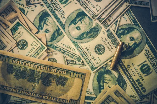 Stertę brudnych pieniędzy w dolarach — Zdjęcie stockowe