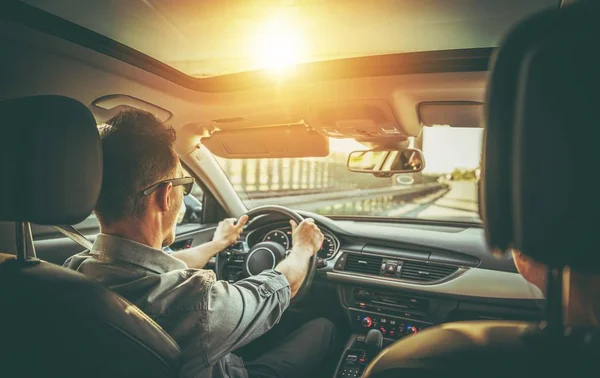 Casal na viagem de carro — Fotografia de Stock