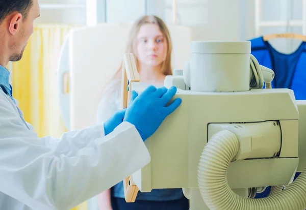 Meisje tijdens het scannen van Xray — Stockfoto