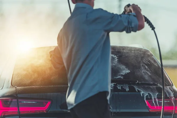 Männer waschen sein Auto — Stockfoto