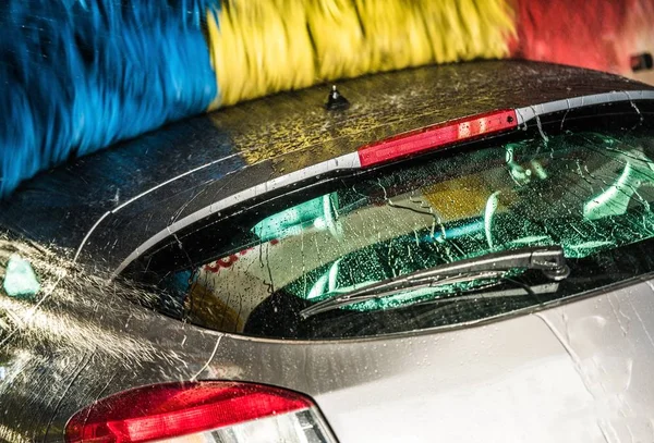 Nowoczesne auta w myjni samochodowej — Zdjęcie stockowe