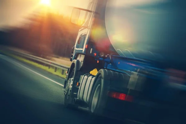 Üzemanyag tartály teherautó közlekedési — Stock Fotó