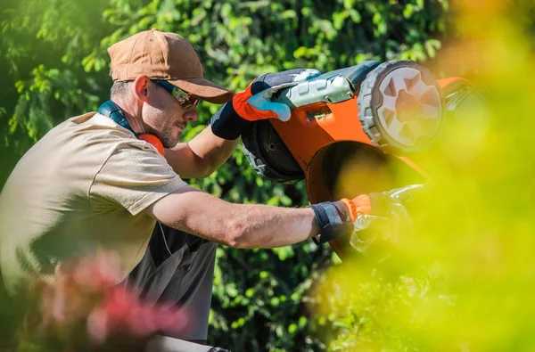 Чоловіки ремонтують газонокосарку — стокове фото