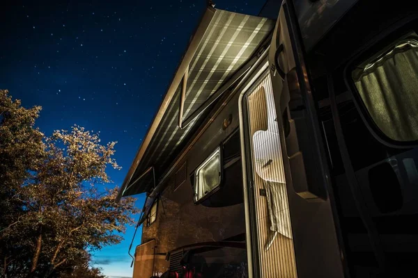 Ciel étoilé sur camping-car RV — Photo