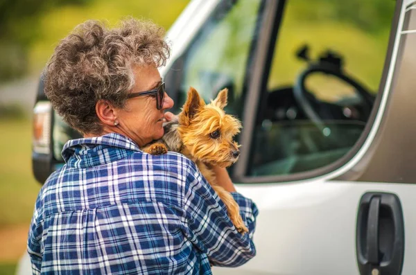 Vrouw op reis met huisdier — Stockfoto