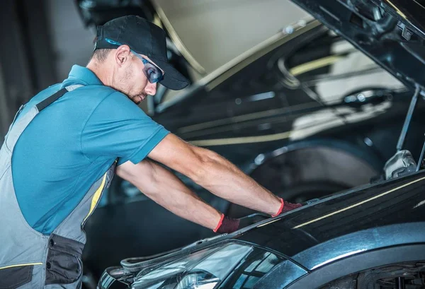 Trabalhador reparação de carro — Fotografia de Stock