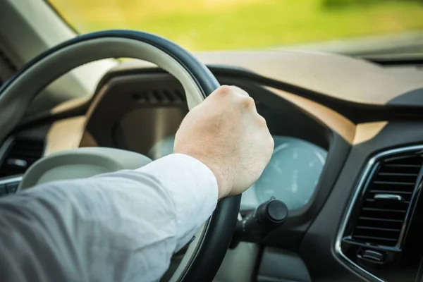 Vehículo de conducción de hombres — Foto de Stock