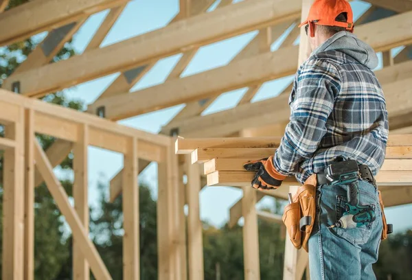Homens construindo casa de madeira — Fotografia de Stock