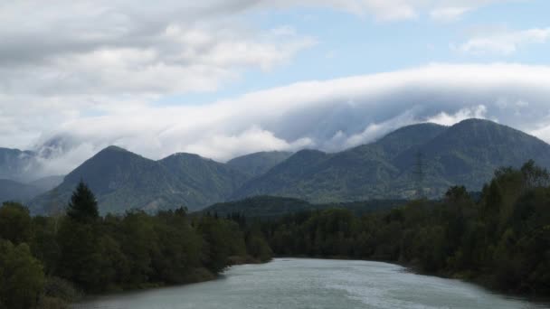 Alpi austriache meridionali e fenomeni delle nuvole orografiche . — Video Stock