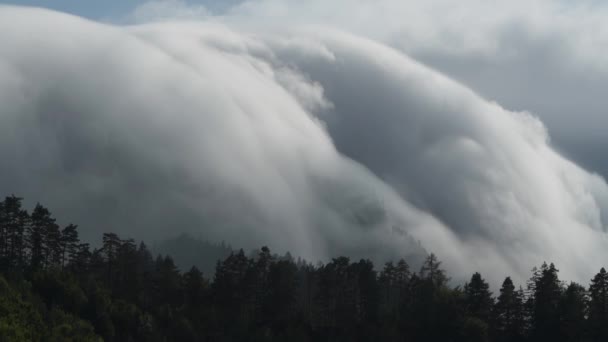 Orografische wolken in Oostenrijkse Alpen, Europa. — Stockvideo