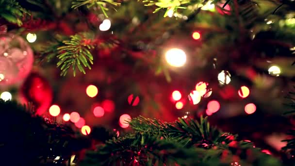 Albero di Natale illuminato con sfondo ornamenti — Video Stock