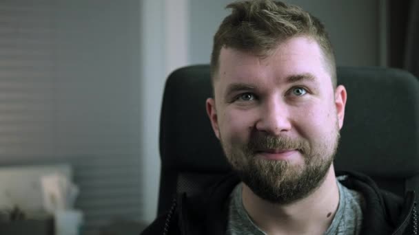 彼のオフィスの椅子に座って30代の幸せな白人男性. — ストック動画