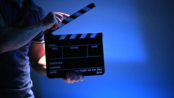 Filmproduktionsarbetare med Clapperboard i händerna. — Stockvideo