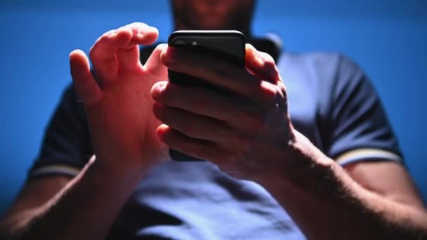 Kaukasiska Män med Smartphone Browsing Program och Internet. — Stockvideo