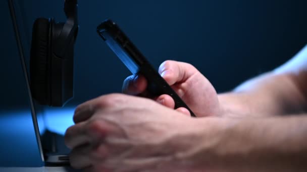 Caucasian Office Worker with Playing with His Smartphone — 비디오