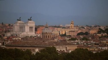 Gün batımında Roma Panoraması. Ünlü Tarihi Binalar