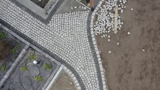 백인 건설 산업 노동자에 의해 주거 화강암 벽돌 포장. — 비디오