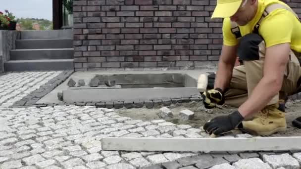 Edificio de entrada de ladrillos residenciales . — Vídeos de Stock