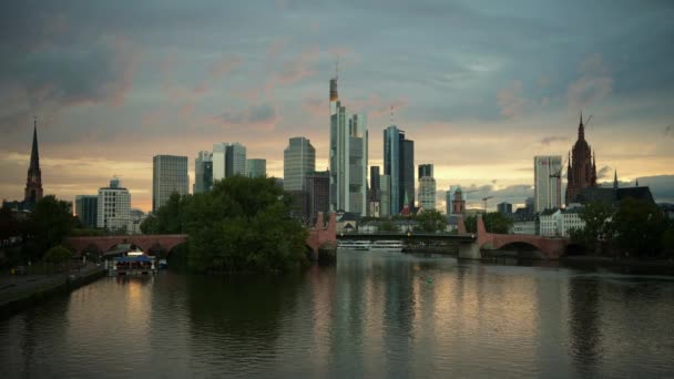 Cielo escénico al atardecer sobre Fráncfort del Meno en Alemania . — Vídeos de Stock