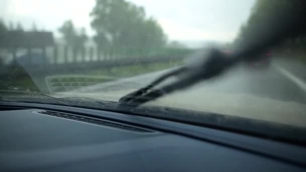 Szélvédőtörlő a modern autóban. Vezetés esőben. — Stock videók